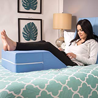 A woman who relax on bed using a wedge pillow